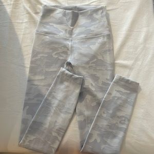Lululemon White Camo Leggings Size 2 (Never worn)